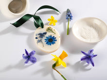 Load image into Gallery viewer, Botanical wax scented hanging decoration