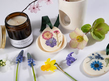 Load image into Gallery viewer, Botanical wax scented hanging decoration