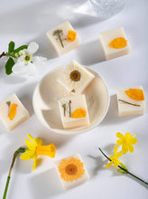 Load image into Gallery viewer, A Mixed cotton bag of 10 pick + Mix Botanical Soy Melts