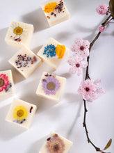 Load image into Gallery viewer, A Mixed cotton bag of 10 pick + Mix Botanical Soy Melts