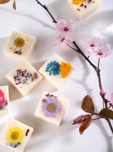 Load image into Gallery viewer, Botanical wax melts in Glassine bag
