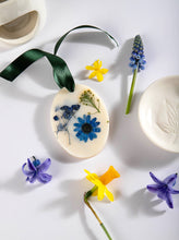Load image into Gallery viewer, Botanical wax scented hanging decoration