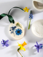 Load image into Gallery viewer, Botanical wax scented hanging decoration