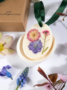 Botanical wax scented hanging decoration