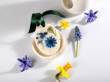 Load image into Gallery viewer, Botanical wax scented hanging decoration