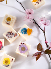 Load image into Gallery viewer, Brand New Botanical wax melts in box
