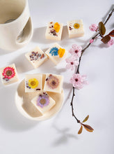 Load image into Gallery viewer, A Mixed cotton bag of 10 pick + Mix Botanical Soy Melts